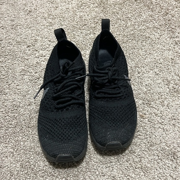 nike woman shoe - Picture 2 of 3